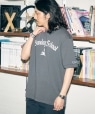 *【SHIPS別注】RUSSELL ATHLETIC: OLD ENGLISH プリント Tシャツ ダークグレー
