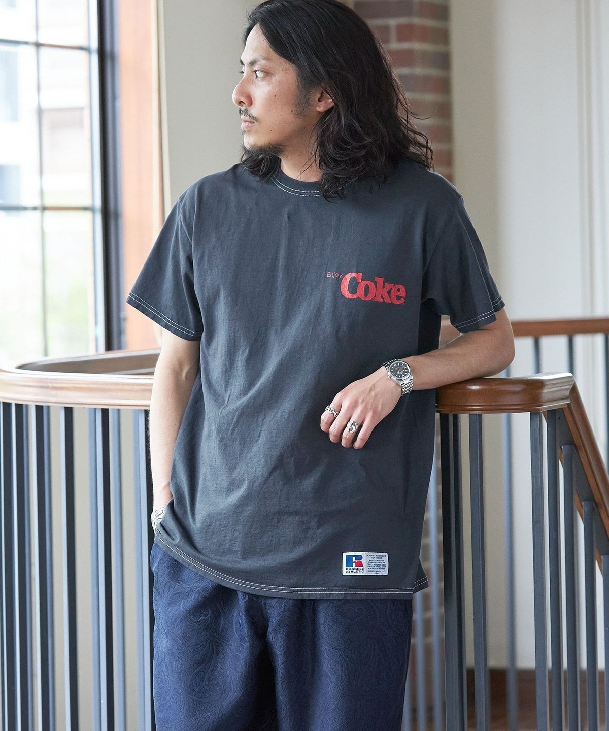 *【SHIPS別注】RUSSELL ATHLETIC: Coca-Cola ロゴ プリント Tシャツ ダークグレー
