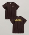 *【SHIPS別注】WEARWELL: エンブロイダリー ワンポイント ロゴ / バックプリント Tシャツ ブラウン