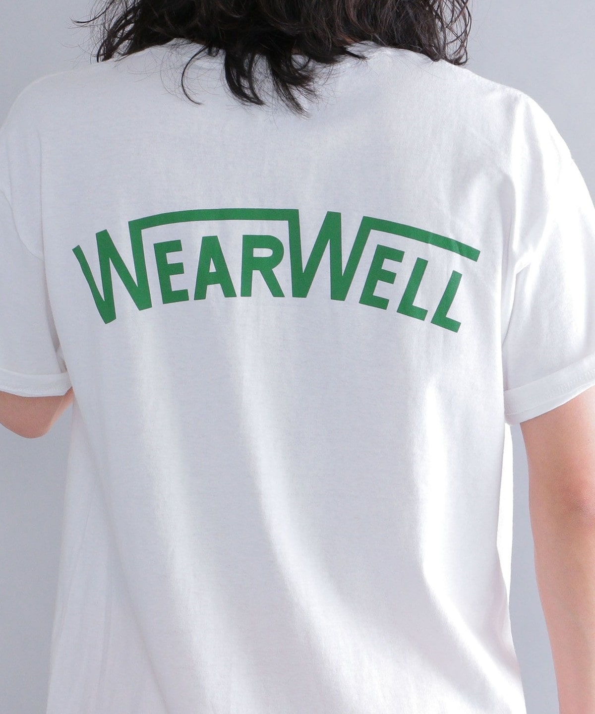 *【SHIPS別注】WEARWELL: エンブロイダリー ワンポイント ロゴ / バックプリント Tシャツ ホワイト