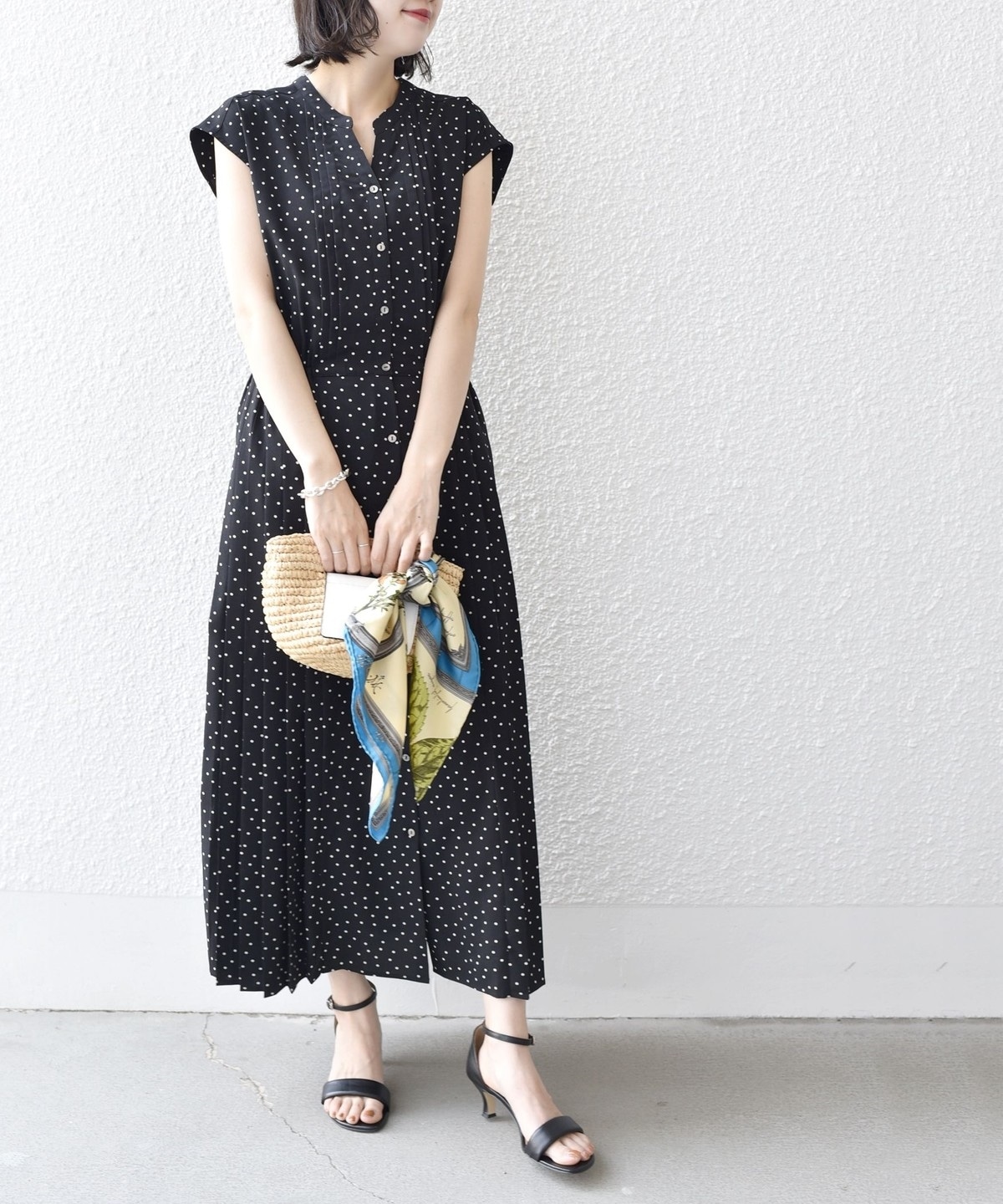 ○未使用○2-3才 ブラック 花柄 フレンチスリーブ ワンピース 目新しい 