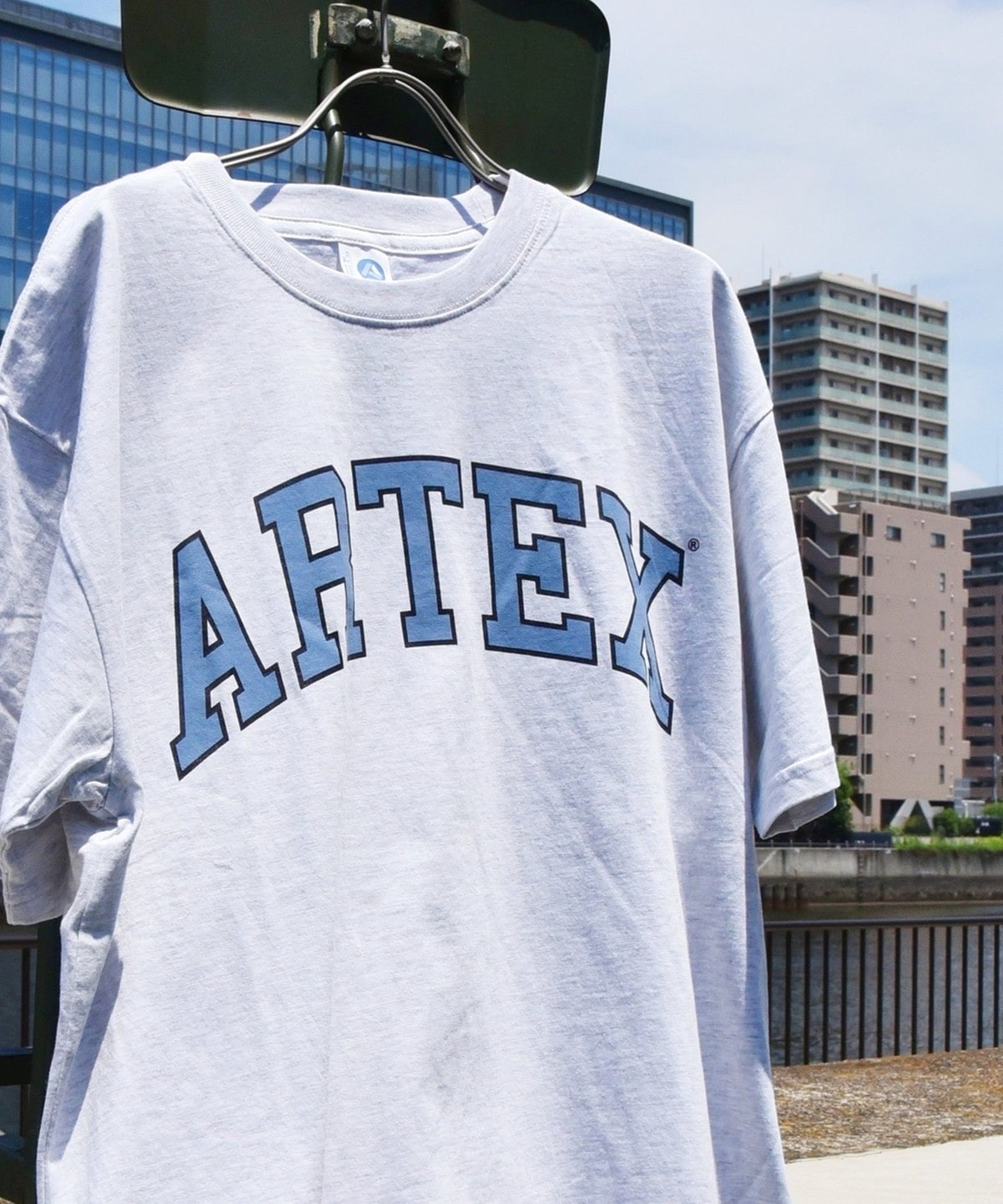 【SHIPS any別注】ARTEX: 【ユニセックス】プリント ロゴ 半袖 Tシャツ◇ ライトグレー