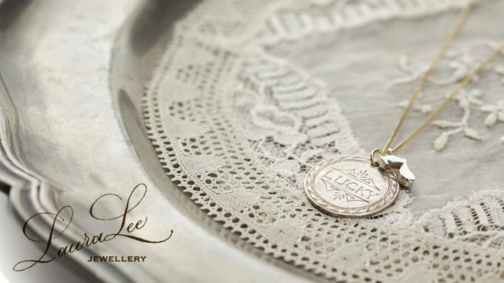 Laura Lee JEWELLERY�̃l�b�N���X